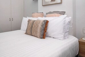 Bedroom 1 - Queen 