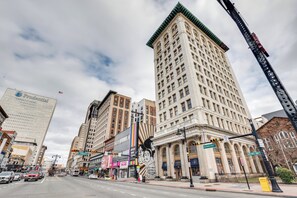 Building Exterior | Parking | Public Parking Lots Nearby