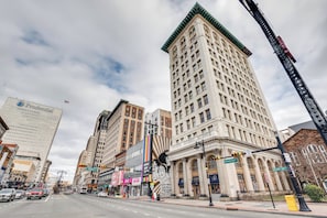 Building Exterior | Parking | Public Parking Lots Nearby