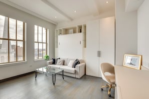Studio | Queen Murphy Bed | Smart TV | Linens Provided