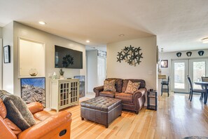 Living Room | Flat-Screen TV | Electric Heating & A/C | Free WiFi