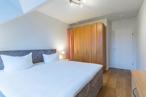 Schlafzimmer mit großem Kleiderschrank