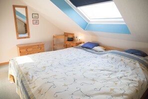 Schlafzimmer mit Doppelbett