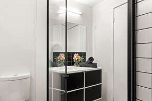 A warm & cozy bathroom.