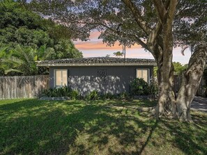 A charming single-family home with a well-manicured lawn, a welcoming front and a modern facade.