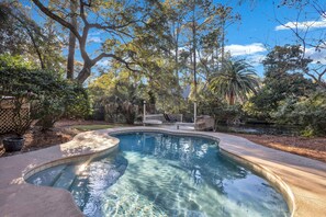 With a private pool, lagoon access, and space to comfortably sleep 16 guests, this pet-friendly haven is perfect for family vacations or group getaways.