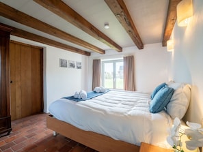 Bett, Möbel, Schlafzimmer, Interior Design, Flooring, Wand, Holz, Bettdecke, Fussboden, Bedding