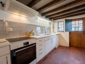 Flooring, Küche, Countertop, Spüle, Fussboden, Interior Design, Decke, Armatur, Cabinetry, Sinken