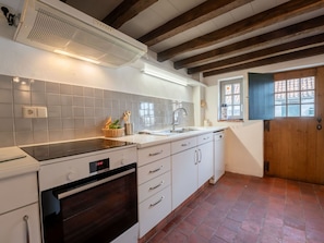 Flooring, Küche, Countertop, Spüle, Fussboden, Interior Design, Decke, Armatur, Cabinetry, Sinken