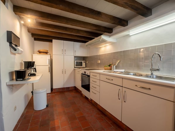 Küche, Flooring, Countertop, Fussboden, Interior Design, Holz, Decke, Küchengerät, Major Appliance, Möbel
