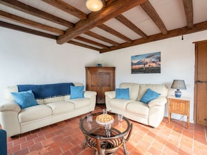 Möbel, Interior Design, Flooring, Holz, Couch, Fussboden, Zimmer, Decke, Tabelle, Wohnzimmer