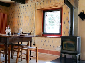 Möbel, Flooring, Zuhause, Fussboden, Stuhl, Schatten, Wohnung, Gartenmöbel, Zimmerpflanze, Küche & Esszimmer Tisch