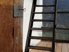 Möbel, Flooring, Zuhause, Fussboden, Stuhl, Schatten, Wohnung, Gartenmöbel, Zimmerpflanze, Küche & Esszimmer Tisch