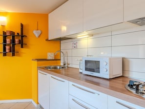 Comptoir, Design Intérieur, Mur, Cuisine, Sol, Cabinetry, Bois, Appareil De Cuisine, Meubles, Principaux Appliance