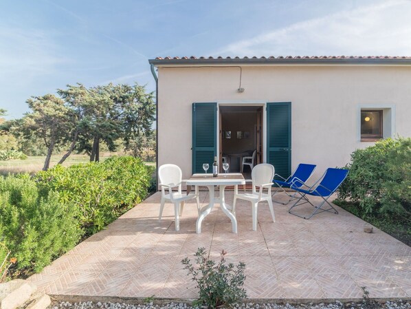 Mobilier De Jardin, Meubles, Chaise, Tableau De Plein Air, Porte, Ombre, Jardin, Table Cuisine Et Salle A Manger, Cour, Aménagement Paysager