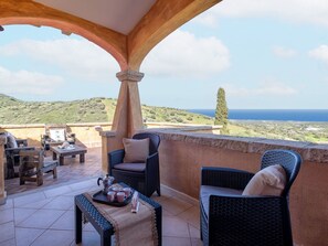 Möbel, Stuhl, Couch, Gartenmöbel, Schatten, Wohnzimmer, Resort, Kaffetisch, Holzbeize