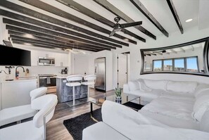 Exposed beams, spacious living, and a full kitchen – what more could you ask for?