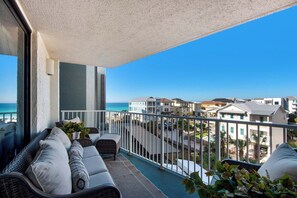 Mainsail 441 balcony