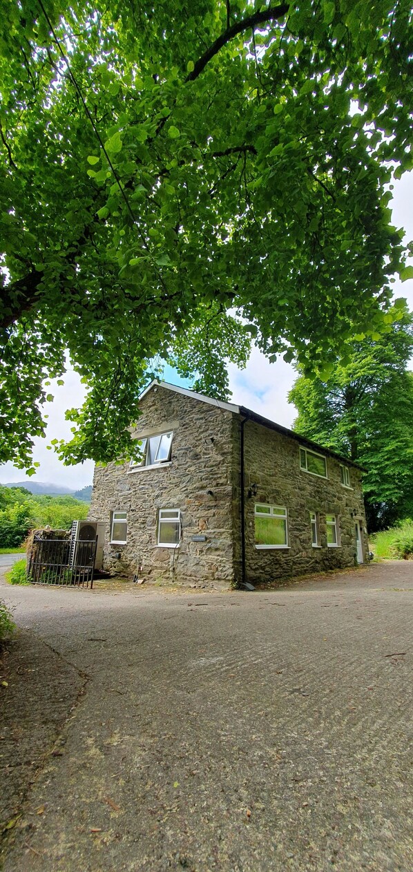 Snowdon Cottage  Barn Conversion