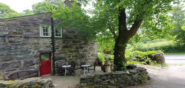 Entrance to Sygun Cottage