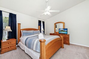 Cozy and stylish bedroom for a restful night's sleep!