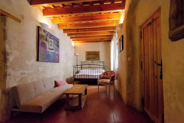 Estancia principal con cama de matrimonio, sofá cama, Smart TV de 43" y Aire Acondicionado.