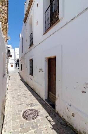 Vista de la calle y de la puerta del apartamento.