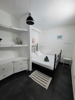 Room with a 160 cm double bed.