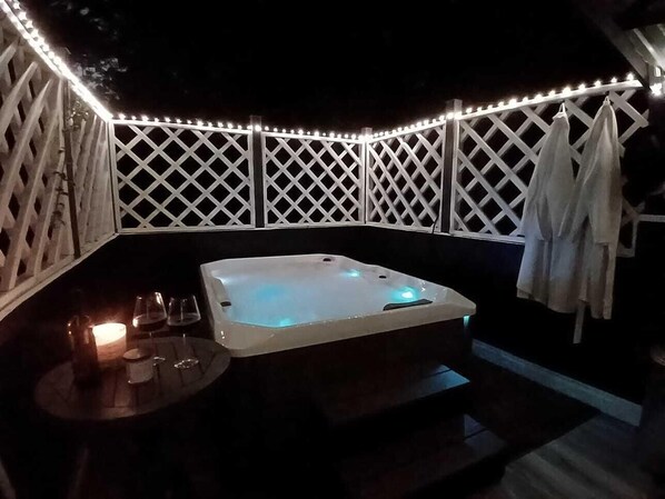 Outdoor spa tub