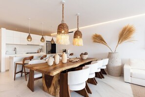 La cocina está diseñada para combinar funcionalidad y estilo. Está totalmente equipada, incluyendo un horno y una estufa de gas, ideales para quienes disfrutan cocinar. Cada detalle está pensado para ofrecer comodidad.