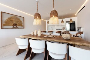 El comedor está diseñado momentos memorables, capacidad para 8 personas. Cuenta con una elegante mesa de madera que combina estilo y calidez, las sillas son muy cómodas y te invitan a disfrutar de largas comidas.