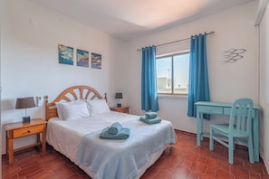 Quarto com cama de casal e ar condicionado