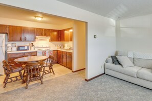 Dining Area & Kitchen