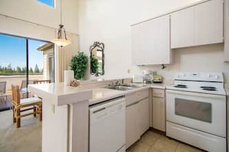 Comfort and Relaxation! Charming 2 Bedroom with Full Kitchen