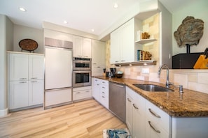 Full kitchen