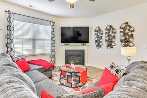 Living Room | Free WiFi | Sleeper Sofa | Smart TV | 1st Floor