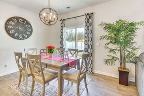 Dining Area | Dishware/Flatware Provided | 1st Floor