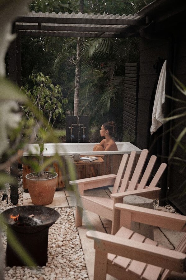 Unwind in the outdoor bath, surrounded by nature. With hot and cold water and plenty of space for two, it's the perfect spot to soak and relax under the open sky.