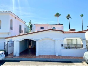 Bienvenido a nuestra casa, es una Duplex, la parte de arriba es donde se hospedan nuestros huéspedes, todos los espacios son privados, menos el garage, el cuarto de la lavadora, y el pasillo exterior. 