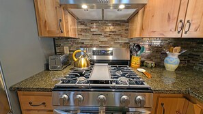 A gas stove iwth griddle in the middle!