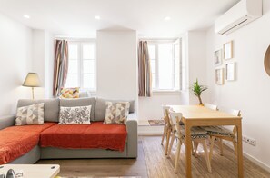 Enjoy meals in our bright dining area with top AC! Share your Lisbon memories.