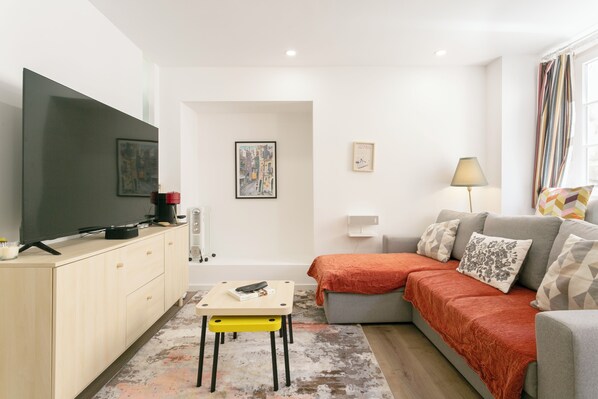 
Welcome to our cozy Lisbon home! Unwind on the sofa, enjoy TV and plan your fun