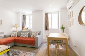 Bright & inviting living area! Perfect to relax after exploring beautiful city.