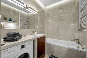 Bathroom with Bathtub | Book Now with RENTUJEMY.COM