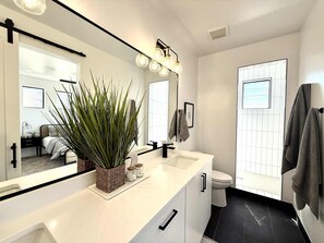 Ensuite bathroom in Bedroom 2 at Holiday H1