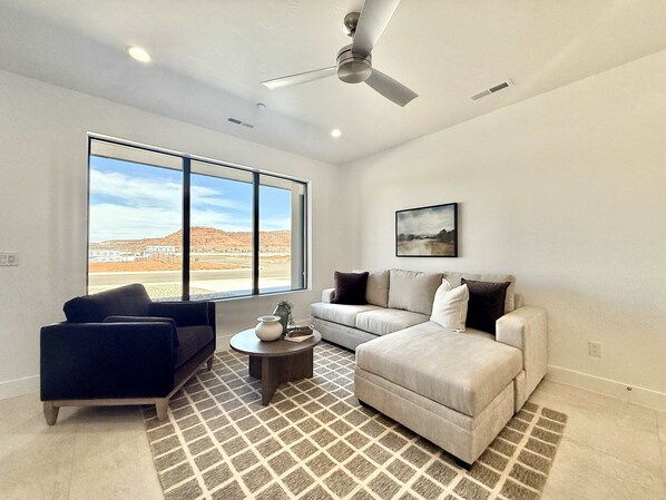 Holiday H4 is a modern luxury townhome located in the heart of Kanab, Utah near Zion National Park, Bryce Canyon, and the Grand Canyon. Featuring 3 bedrooms & 3.5 bathrooms, high speed internet, and incredible opportunites for stargazing!