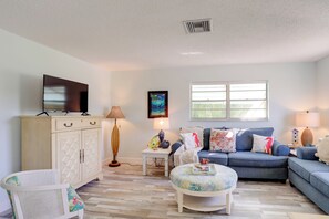 Living Room | Smart TV | Free WiFi | Central A/C & Heating