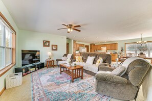 Living Area | Smart TV w/ Cable | Board Games
