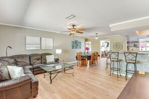 Living Room | Smart TV | Board Games | Books