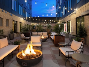 Firepit & Friends by Night.